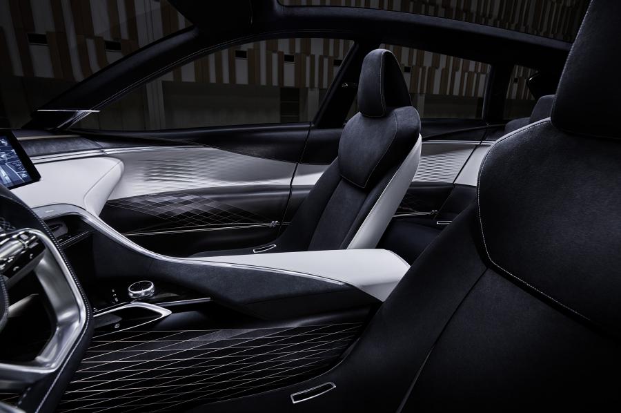 Интерьер Infiniti QX Sport Inspiration 2016 года  (фото 15 из 69)